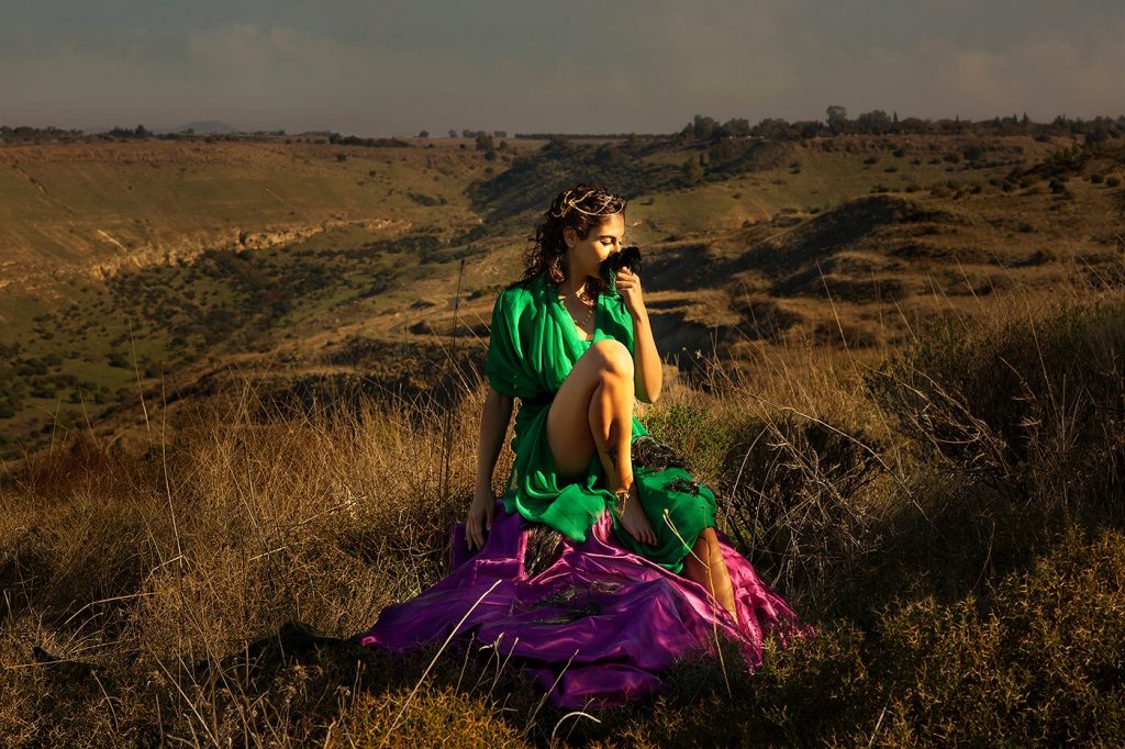 דלילה ״אֵיךְ תֹּאמַר אֲהַבְתִּיךְ, וְלִבְּךָ, אֵין אִתִּי: זֶה שָׁלֹשׁ פְּעָמִים, הֵתַלְתָּ בִּי, וְלֹא-הִגַּדְתָּ לִּי, בַּמֶּה כֹּחֲךָ גָדוֹל״ שופטים טז טו