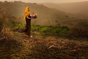 אנו, אשת ירבעם "וַיֹּאמֶר יָרָבְעָם לְאִשְׁתּוֹ, קוּמִי נָא וְהִשְׁתַּנִּית, וְלֹא יֵדְעוּ, כִּי-אַתְּ אֵשֶׁת יָרָבְעָם; וְהָלַכְתְּ שִׁלֹה, הִנֵּה-שָׁם אֲחִיָּה הַנָּבִיא; וְלָקַחַתְּ בְּיָדֵךְ עֲשָׂרָה לֶחֶם וְנִקֻּדִים, וּבַקְבֻּק דְּבַשׁ וּבָאת אֵלָיו; הוּא יַגִּיד לָךְ, מַה-יִּהְיֶה לַנָּעַר." מלכים א׳ יד ב-ג׳